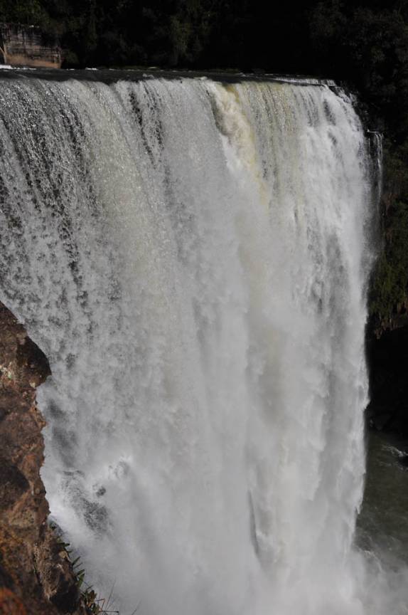 O impressionante Salto Barão do Rio Branco, em Prudentópolis - PR